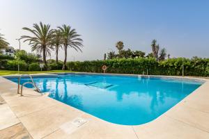 Basen w obiekcie OleHolidays 315 Romana Playa primera linea playa lub w pobliżu