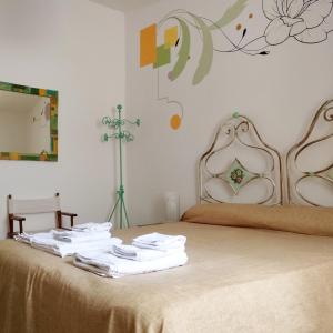 1 dormitorio con 1 cama con toallas en Casa Girolamo en Acquapendente