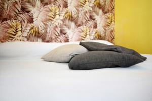 Una cama con dos almohadas encima. en Villa nel Borgo, en Borgomaro