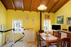 cocina y comedor con mesa y nevera en Villa nel Borgo, en Borgomaro