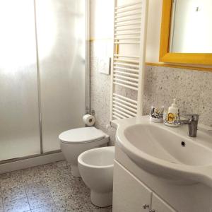 アックアペンデンテにあるCasa Girolamoの白いバスルーム(トイレ、シンク付)