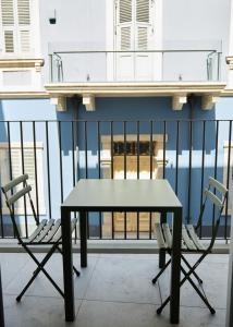 een tafel en 2 stoelen op een balkon bij Alinea Primo Historic Center in Limassol