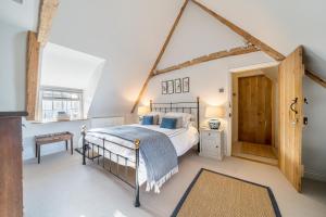 1 dormitorio con 1 cama en una habitación en Barton Cottage Bed and Breakfast, en Broadmayne