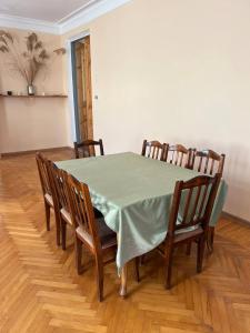 Gardenhouse Martin في زوغديدي: طاولة طعام عليها قطعة قماش من الطاولة الخضراء
