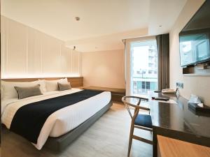 เตียงในห้องที่ Citrus Sukhumvit 13 Nana Bangkok by Compass Hospitality - Newly Renovated