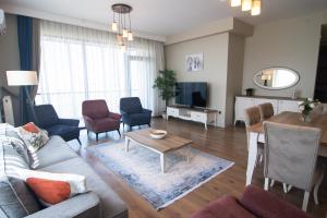 sala de estar con sofá y mesa en Charming 3bdr Apartment For A Memorable Stay, en Basaksehir