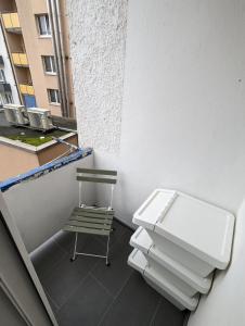 una silla sentada en un balcón con fregadero en Goldstadt Apartments en Pforzheim