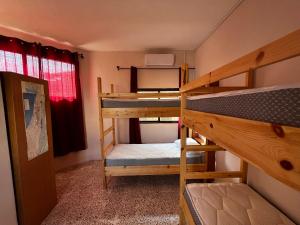Zimmer mit Etagenbett und 2 Etagenbetten. in der Unterkunft Beit Zaman hostel in Bayt Sāḩūr