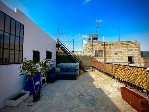 un soggiorno con divano blu in un edificio di Beit Zaman hostel a Bayt Sāḩūr