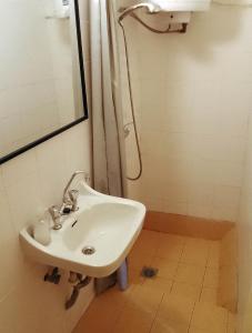 un lavandino bianco in bagno con doccia di Spiti Mili a Iraion