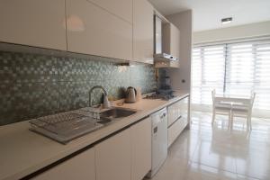 cocina con fregadero y encimera en Charming 3bdr Apartment For A Memorable Stay, en Basaksehir