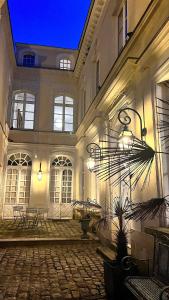 un grand bâtiment avec des lumières sur son côté dans l'établissement Appartement Bossoreil 110m2 - 3 chambres, à Angers