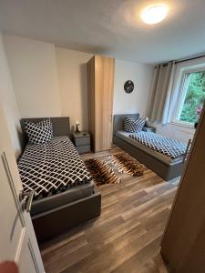 een slaapkamer met 2 bedden en een raam bij Apartments in Schöner Lage in Mönchengladbach in Mönchengladbach