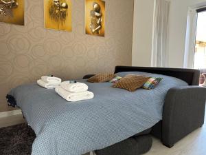ein Schlafzimmer mit einem Bett mit Handtüchern darauf in der Unterkunft l'Aphrodite in Huttenheim