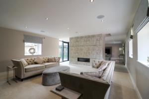 ein Wohnzimmer mit zwei Sofas und einem Kamin in der Unterkunft Northumberland Luxury Stays - The Chivits in West Chevington
