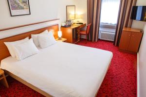 Cama ou camas em um quarto em Hôtel Astoria