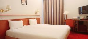 Cama ou camas em um quarto em Hôtel Astoria