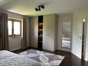 Dormitorio vacío con cama y espejo en Haus Olga en Blankenheim