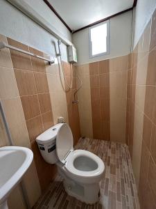 ein Bad mit einem WC und einem Waschbecken in der Unterkunft กาลครั้งหนึ่ง ณ เชียงคาน (Once Upon A time) in Chiang Khan
