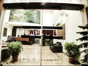 eine Lobby mit einem Willkommensschild an der Eingangstür in der Unterkunft Hotel Badrika Inn in Rewa