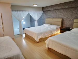 a bedroom with two beds and a window at SUNWAY GRID Home Sweet Home 8 Pax in Kampong Pendas