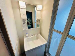 205gblhouse,黒門市場がすぐ目の前,徒歩30秒,大阪人気の観光エリアへ徒歩圏内道頓堀徒歩7分,南海難波駅徒歩6分にあるバスルーム