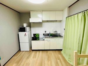 205gblhouse,黒門市場がすぐ目の前,徒歩30秒,大阪人気の観光エリアへ徒歩圏内道頓堀徒歩7分,南海難波駅徒歩6分にあるキッチンまたは簡易キッチン