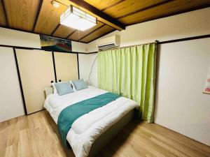 205gblhouse,黒門市場がすぐ目の前,徒歩30秒,大阪人気の観光エリアへ徒歩圏内道頓堀徒歩7分,南海難波駅徒歩6分にあるベッド