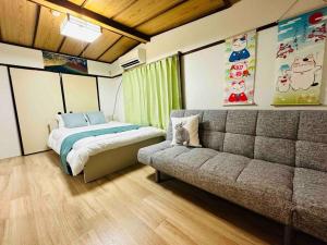 205gblhouse,黒門市場がすぐ目の前,徒歩30秒,大阪人気の観光エリアへ徒歩圏内道頓堀徒歩7分,南海難波駅徒歩6分にあるベッド
