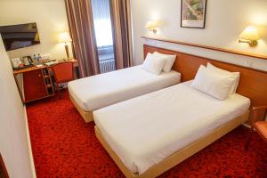 Cama ou camas em um quarto em Hôtel Astoria