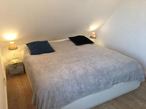 - une chambre avec un lit et 2 oreillers dans l'établissement Urlaubsfeeling-in-der-Captains-Suite-App-18, à Timmendorfer Strand