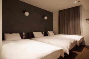 Postel nebo postele na pokoji v ubytování MARUKOU HOTEL