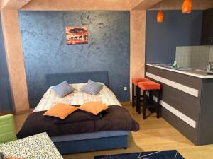 una camera da letto con un letto con un cuscino arancione e un bancone di Apartman Aischa a Nova Varoš