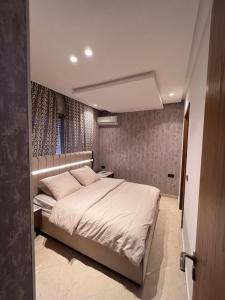 um quarto com uma grande cama branca em Appartement la Ville Haute em Kenitra