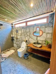 a bathroom with a sink and a toilet at homestay bongbang in Ha Giang