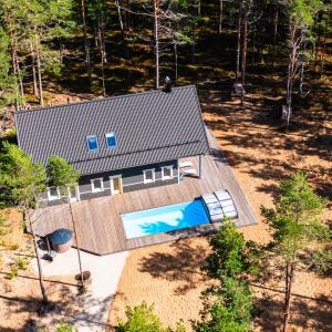 una vista aérea de una casa con piscina en Dirhami Pool Villa, en Dirhami