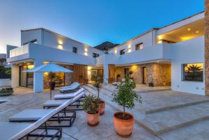 einen Außenblick auf ein Haus mit einer Terrasse in der Unterkunft Luxury stay in Villa Capellania. in Benalmádena