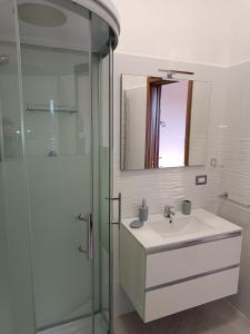 bagno con lavandino e doccia in vetro di B&B IL TULIPANO a Como