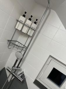 toallero en una ducha junto a un espejo en Sirogn House, en Gordola