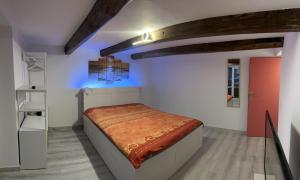 ein Schlafzimmer mit einem Bett in einem Zimmer in der Unterkunft Sirogn House in Gordola