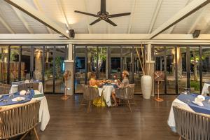 Due donne sedute a un tavolo in un ristorante di Layana Resort & Spa - Adult Only - SHA Extra Plus a Ko Lanta