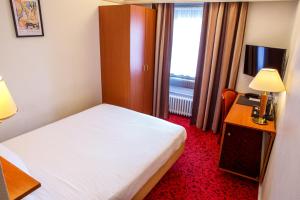Cama ou camas em um quarto em Hôtel Astoria