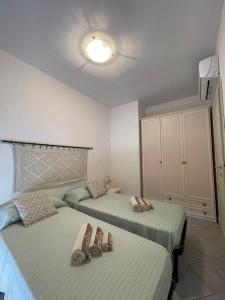 ゴルフォ・アランチにあるCasa Victoriaのベッドルームにスリッパ付きのベッド2台が備わります。 +91枚の写真