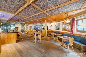 un ristorante con tavoli e sedie in una stanza di Swiss Quality Turmhotel Victoria a Davos