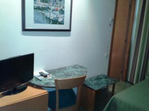 TV a/nebo společenská místnost v ubytování Hostal Meson Pepa