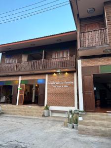 un edificio con un cartel en la parte delantera en กาลครั้งหนึ่ง ณ เชียงคาน (Once Upon A time) en Chiang Khan