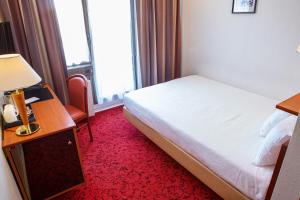Cama ou camas em um quarto em Hôtel Astoria