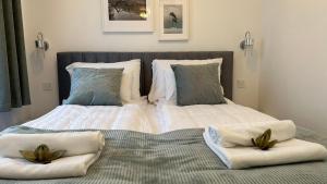 מיטה או מיטות בחדר ב-Linden Apartman 001 - Adults Only