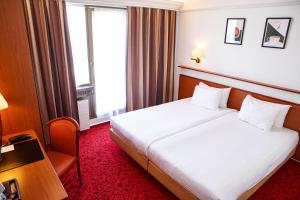 Postel nebo postele na pokoji v ubytování Hôtel Astoria + 33 fotografií
