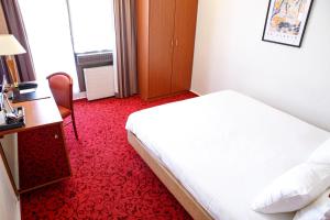 Cama ou camas em um quarto em Hôtel Astoria